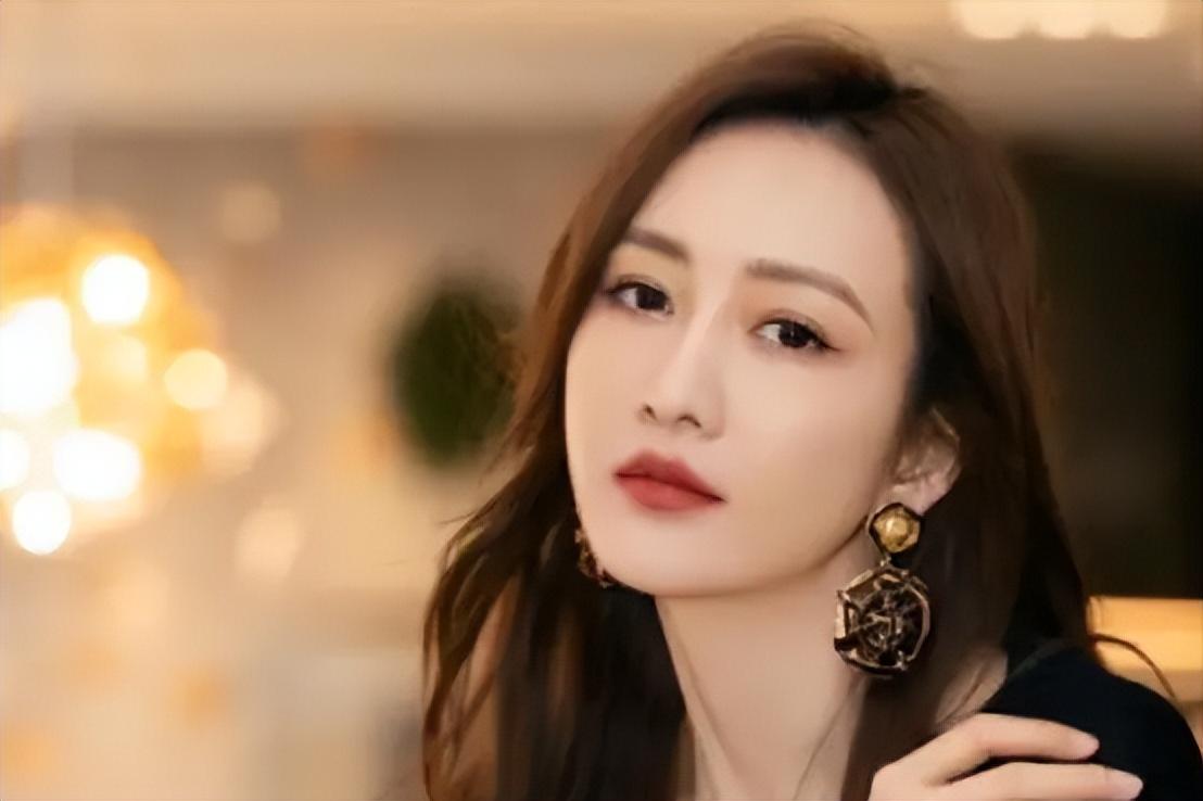 王鸥 