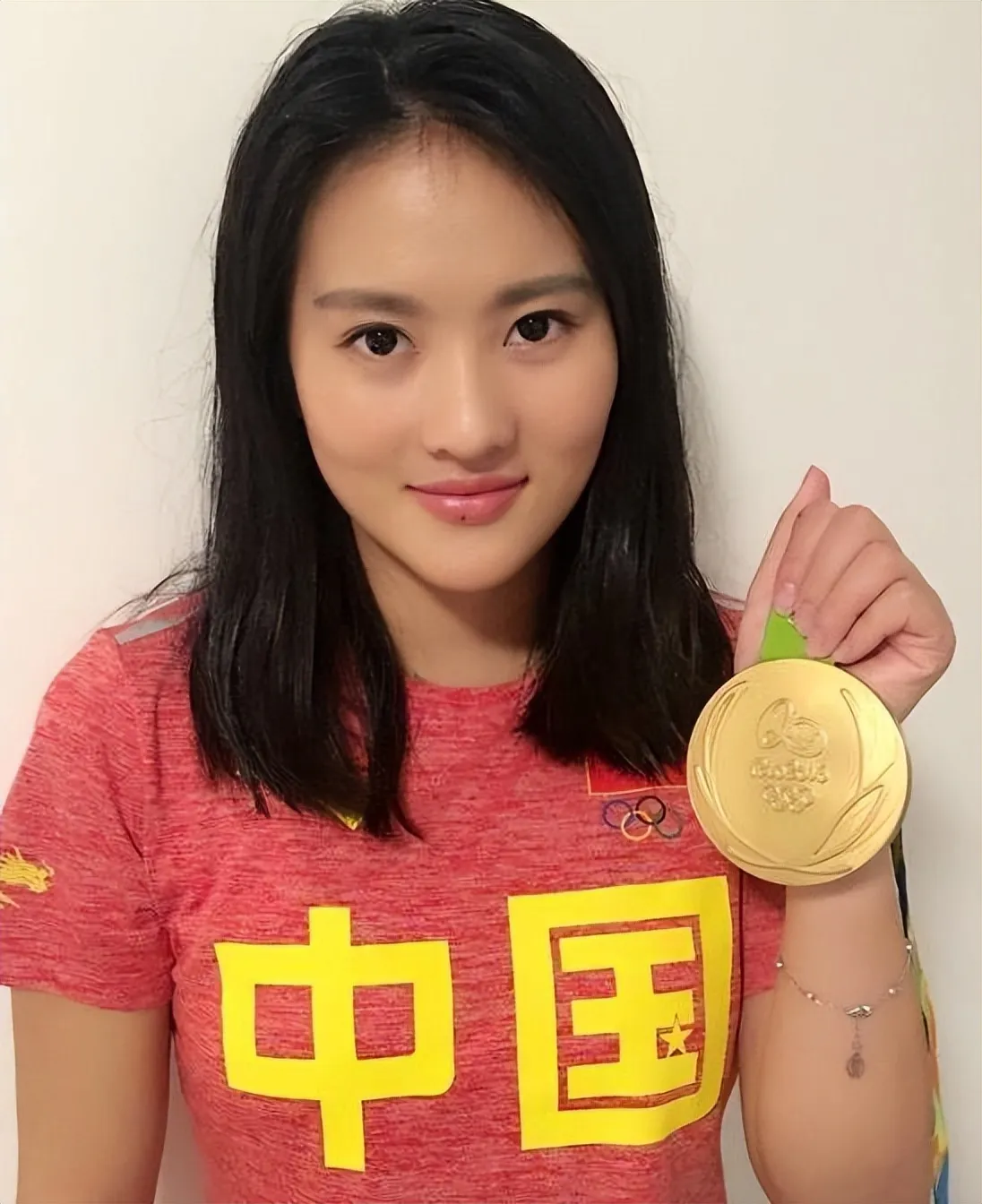 陈若琳 跳水皇后陈若琳追星德云社秦霄贤，笑得花枝乱颤，形象大变？