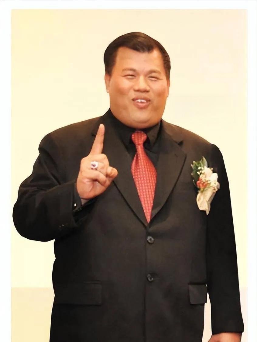 卷走5000亿坑惨200万人的张誉发，被引渡回国受审：正义虽迟但到