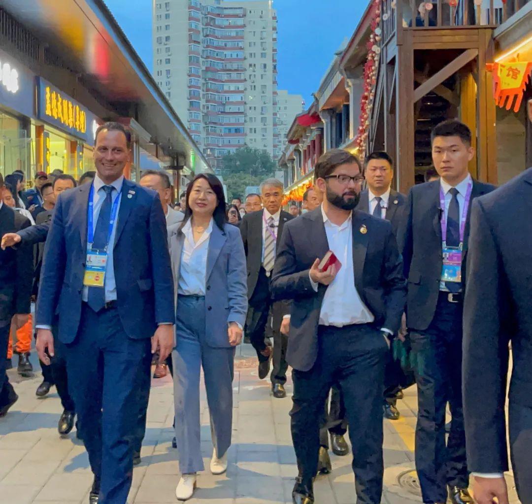 智利总统逛潘家园上热搜！逛了一小时，淘了这些“宝贝”——