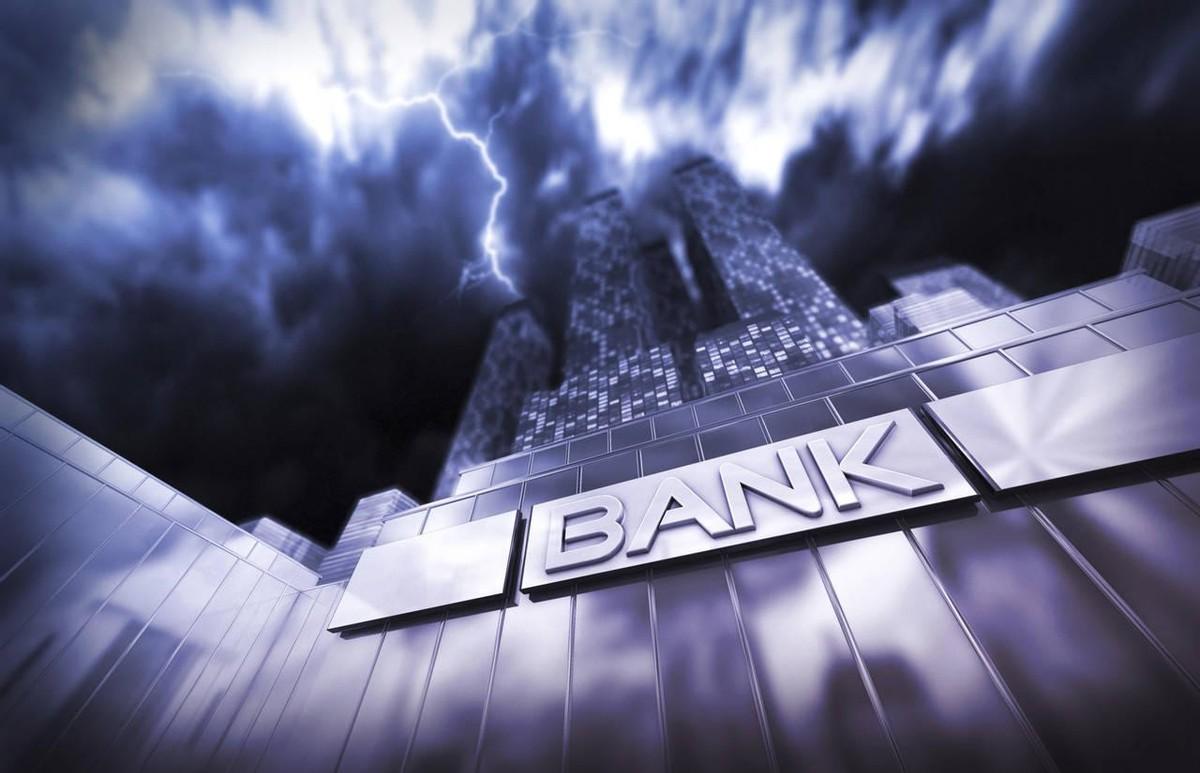 中央银行与金融危机的交织