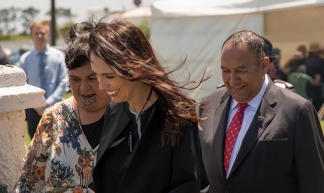 面带刺青的新西兰女外长：手段强硬的女强人，面对争议先发制人