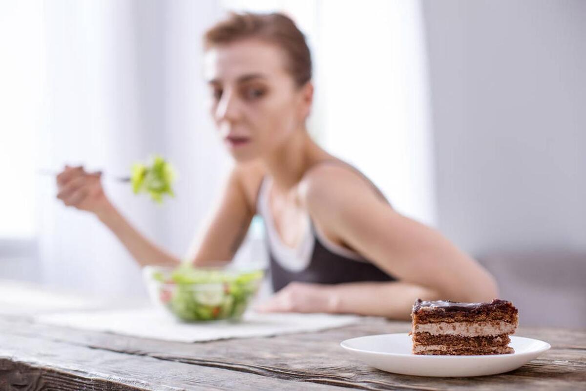 产后为何总是难以瘦下去？从激素变化、月子进补、腹部肌群松弛、便秘、情绪波动到睡眠不足，全面解析产后发胖的六大核心原因。结合 DEqueME Balance Diet Plus 的结构饮食策略，帮助新手妈妈安全重建代谢、走回轻盈。