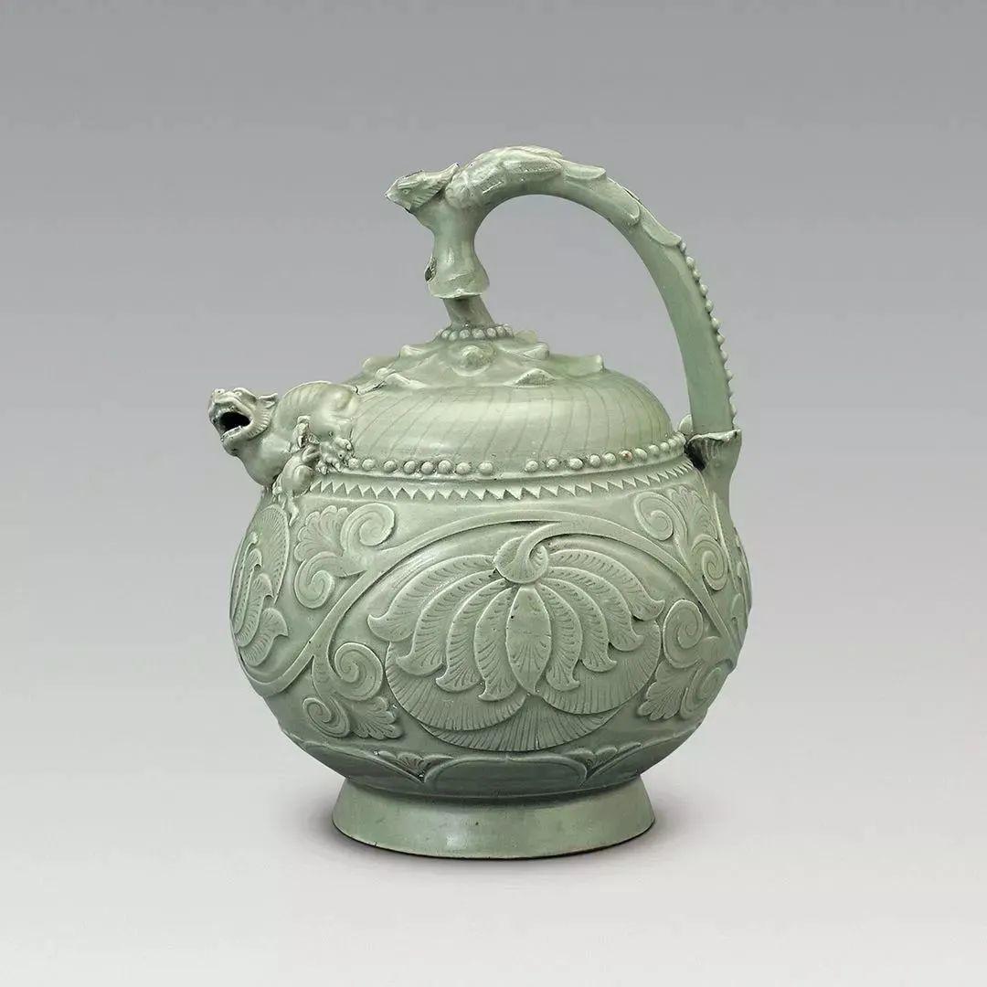 高地位古瓷！雕花精美的千年“魔壶”——青釉提梁倒流壶