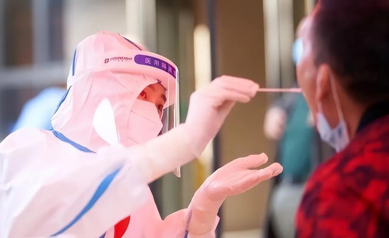 原来新冠疫情已被写进历史书，128个字讲述三年，看完后五味杂陈