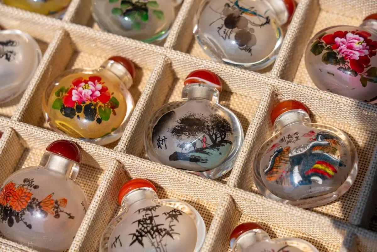 鼻煙壺 二色被せ(多色套料)獅子 鼻煙壺 二色被せ(多色套料)獅子 鼻煙壺 二色被せ(多色套料)獅子 鼻煙壺 二色被せ(多色套料)獅子