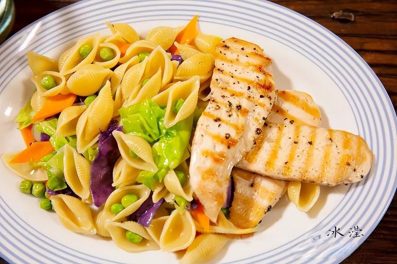 给孩子补蛋白质，别总是牛奶鸡蛋，一盘面，两块肉营养全齐了