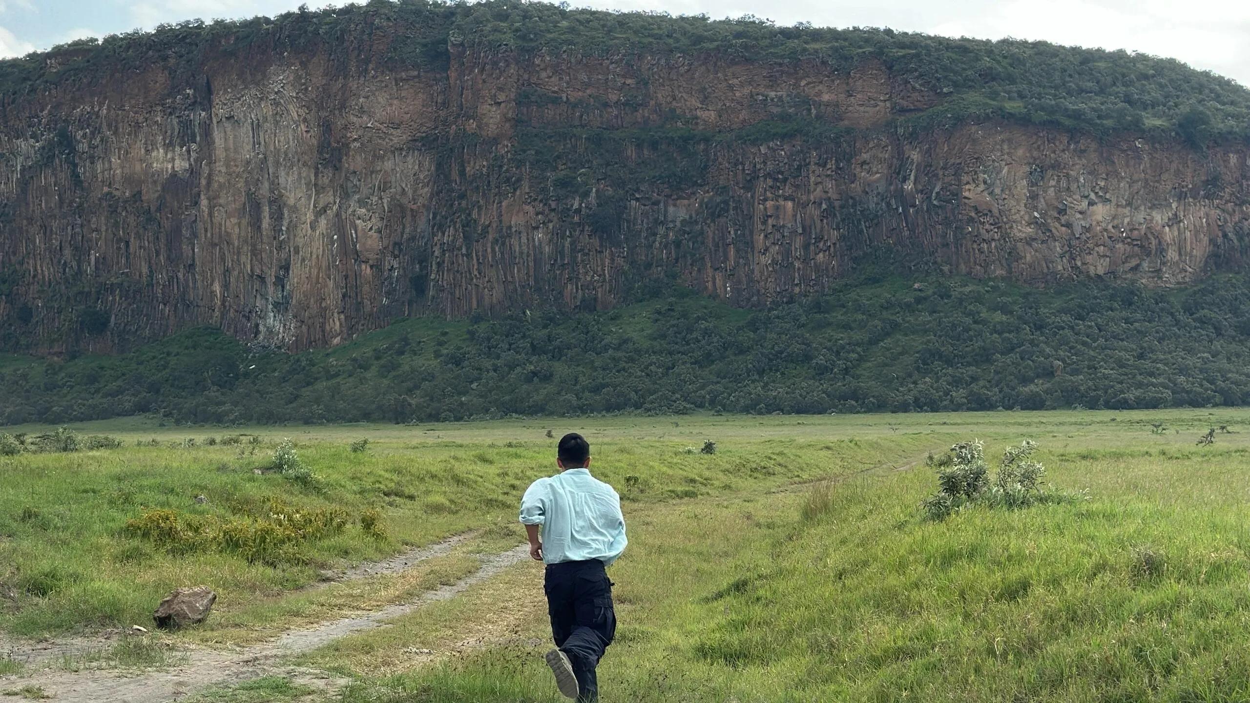 地狱之门国家公园:肯尼亚的地质奇观与野生动物天堂