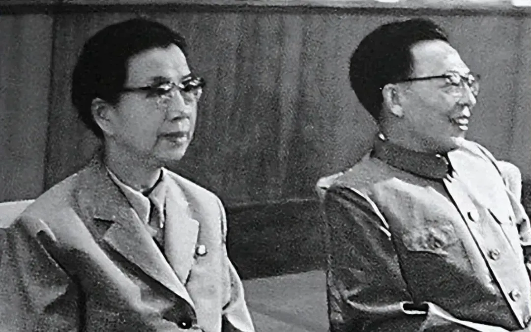 1976年9月，江青在会议上提出3个无理要求，迫使华国锋做出决断